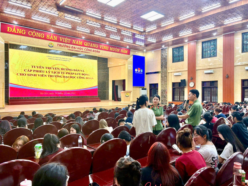 Các em sinh viên được trao đổi về nội dung cấp lý lịch tư pháp