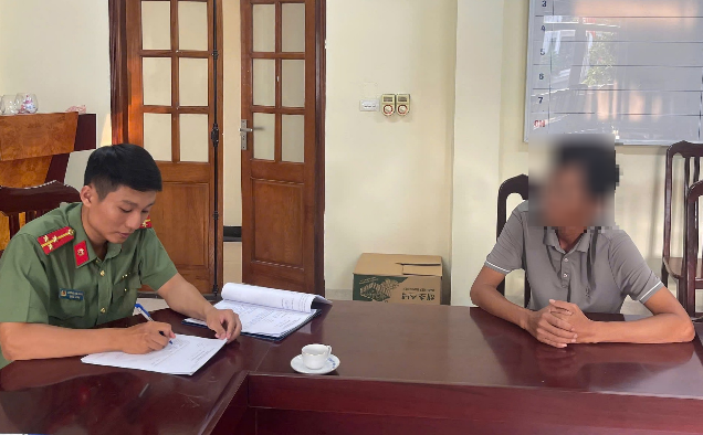 Cán bộ Công an xã Dương Hòa mời cá nhân liên quan đến làm việc