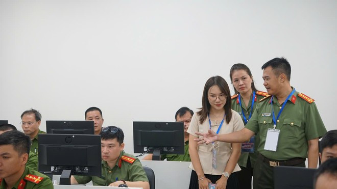 Đại tá Nguyễn Ngọc Quyền - Phó Bí thư Đảng ủy, Phó Giám đốc CATP Hà Nội kiểm tra công tác tổ chức thi đào tạo kỹ năng số, chuyển đổi số và ứng dụng trí tuệ nhân tạo trên nền tảng Bình dân học vụ số