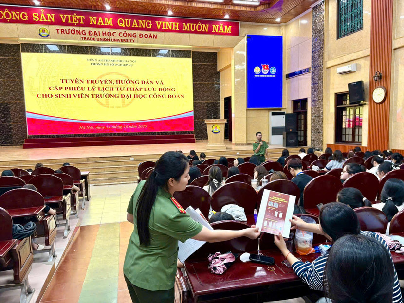 Hàng trăm tờ rơi đã được phát trong chương trình tuyên truyền