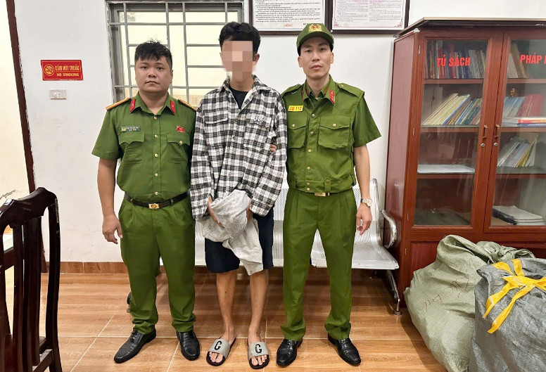 Cảnh sát 113 CATP Hà Nội bàn giao Nguyễn Vũ Huy Hoàng cho CAP Phú Diễn điều tra theo thẩm quyền