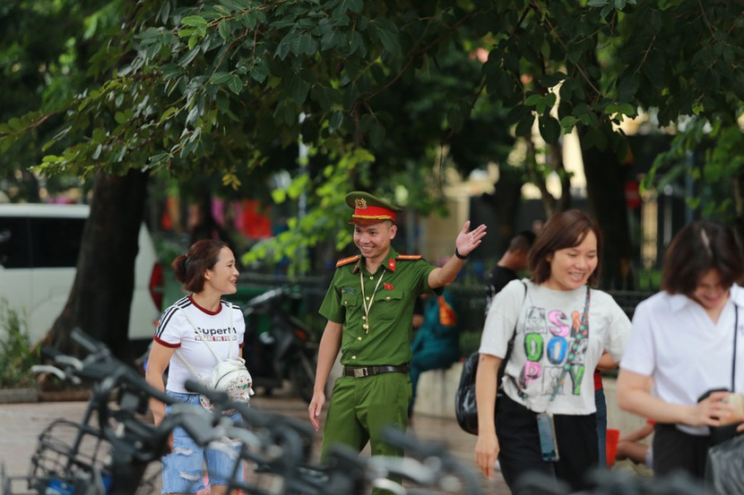 Nụ cười thân thiện của người chiến sỹ Công an Thủ đô ghi dấu ấn trong lòng nhân dân Nụ cười thân thiện của người chiến sỹ Công an Thủ đô ghi dấu ấn trong lòng nhân dân