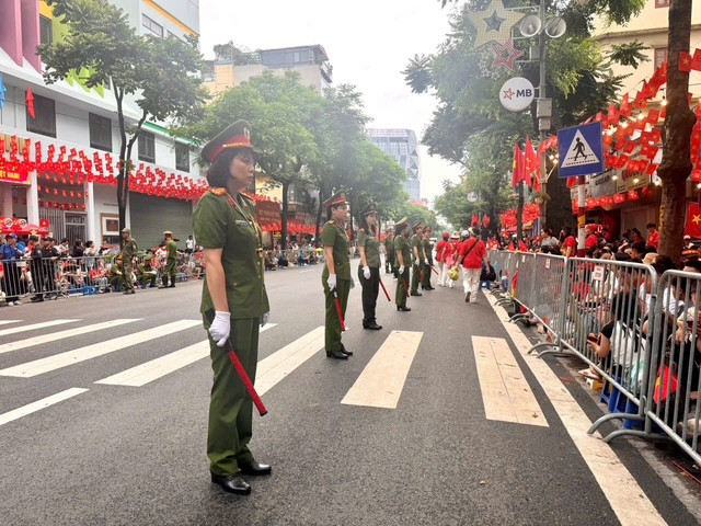 "Thức cho dân ngủ ngon, gác cho dân vui chơi" đã trở thành nhiệm vụ quan trọng của người chiến sỹ Công an Thủ đô "Thức cho dân ngủ ngon, gác cho dân vui chơi" đã trở thành nhiệm vụ quan trọng của người chiến sỹ Công an Thủ đô