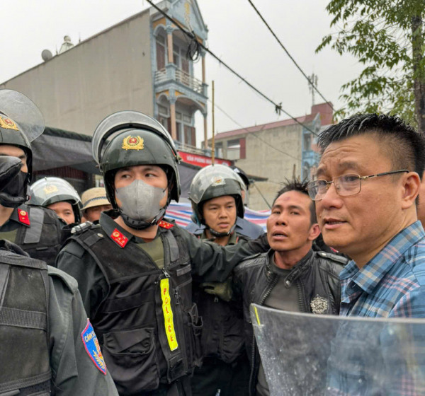 Lực lượng công an khống chế đối tượng Tuấn