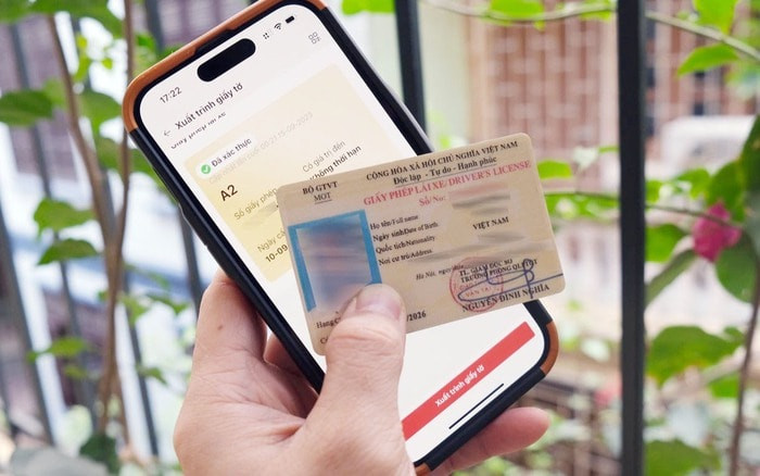 Người dân có thể trình giấy phép lái xe qua ứng dụng VNeID nếu đã tích hợp vào tài khoản định danh điện tử