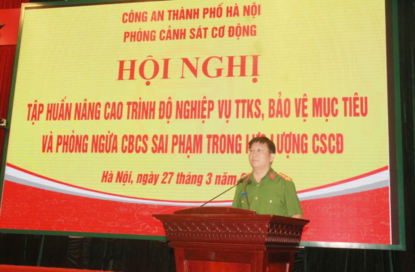 Đại tá Phạm Văn Hậu, Trưởng phòng Cảnh sát cơ động CATP Hà Nội phát biểu khai mạc hội nghị