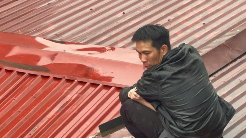 Đối tượng Tuấn cố thủ trên tầng 2 và mái nhà