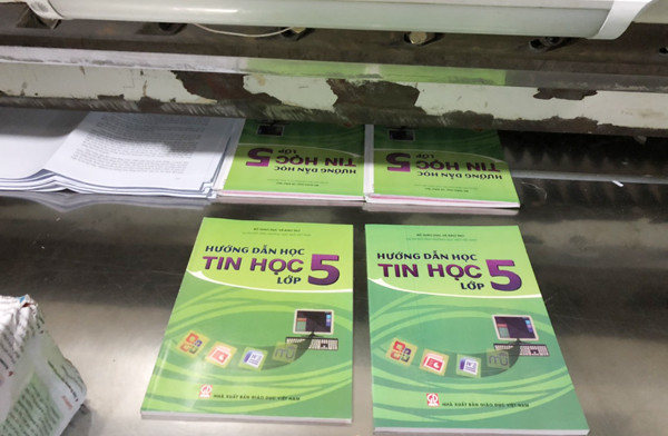 Cuốn sách này Trường mua về để thay xi nhê và bán với giá 5.500 đồng/ cuốn Cuốn sách này Trường mua về để thay xi nhê và bán với giá 5.500 đồng/ cuốn