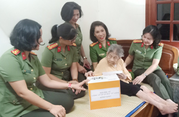 Thăm hỏi Mẹ Việt Nam anh hùng Chu Thị Nhan nay đã 104 tuổi