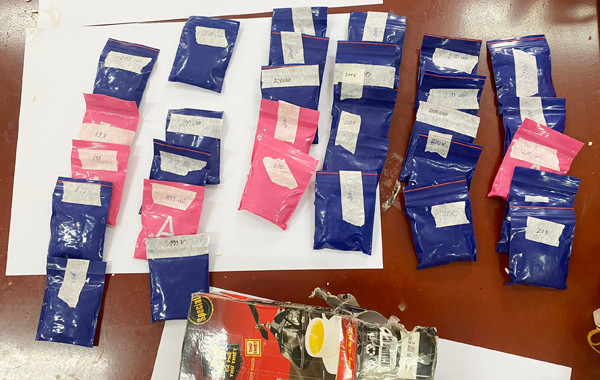 30 gói nilon nhỏ chứa ma túy tổng hợp được cất giấu trong hộp cà phê rồi mới cho vào bao gạo 30 gói nilon nhỏ chứa ma túy tổng hợp được cất giấu trong hộp cà phê rồi mới cho vào bao gạo