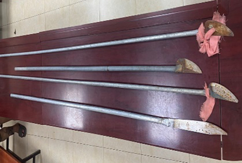 Ống tuýp sắt gắn dao nhọn, hung khí sát thương nguy hiểm thu được của nhóm đối tượng gây rối...