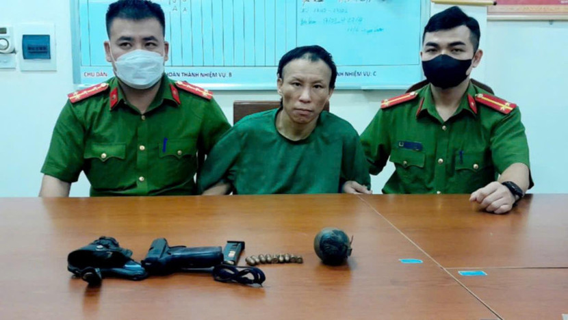 Đối tượng Nhà bị bắt cùng 1 khẩu súng, 1 lựu đạn và 15 viên đạn Đối tượng Nhà bị bắt cùng 1 khẩu súng, 1 lựu đạn và 15 viên đạn