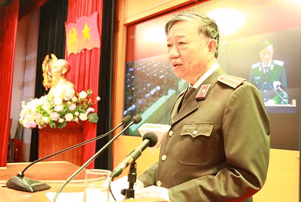 Đại tướng Tô Lâm, Ủy viên Bộ Chính trị, Bộ trưởng Bộ Công an, Trưởng ban chỉ đạo xây dựng Dự án Cơ sở dữ liệu quốc gia về dân cư và Dự án Sản xuất, cấp, và Quản lý căn cước công dân, chủ trì hội nghị