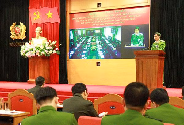 Trung tướng Nguyễn Duy Ngọc, Ủy viên Trung ương Đảng, Thứ trưởng Bộ Công an, Phó trưởng Ban thường trực Ban Chỉ đạo xây dựng Dự án Cơ sở dữ liệu quốc gia về dân cư và Dự án Sản xuất, cấp, và Quản lý căn cước công dân