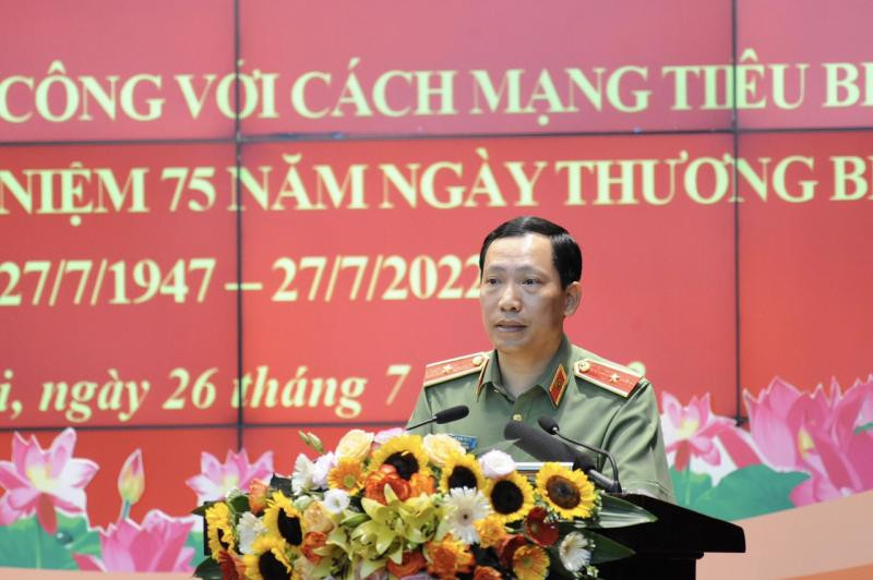 Thiếu tướng Lê Văn Tuyến, Thứ trưởng Bộ Công an trình bày báo cáo tại hội nghị Thiếu tướng Lê Văn Tuyến, Thứ trưởng Bộ Công an trình bày báo cáo tại hội nghị