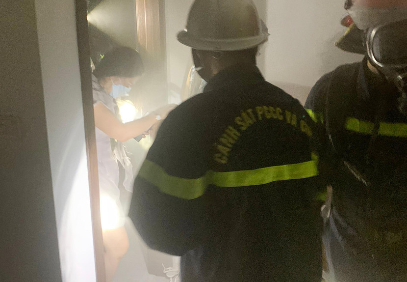 CBCS cứu nạn đeo bình thở, tiếp cận những người mắc kẹt