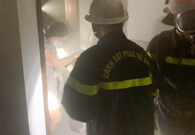 CBCS cứu nạn đeo bình thở, tiếp cận những người mắc kẹt