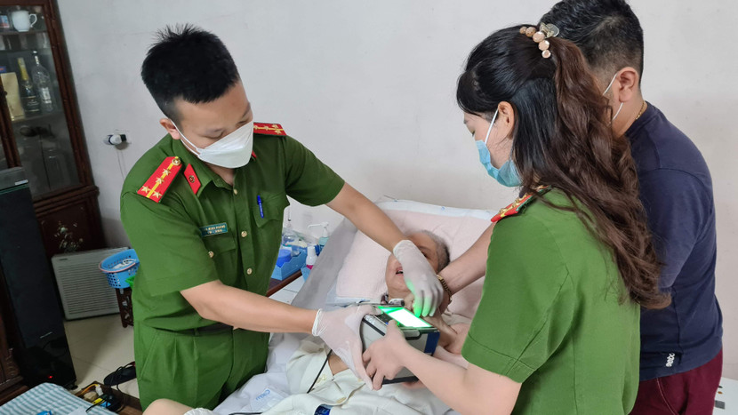 Lấy dấu vân tay cho bà Vũ Thị Bích Hằng