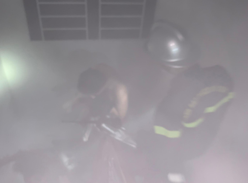 Lực lượng làm nhiệm vụ đã vượt làn khói dày đặc, hướng dẫn 9 người thoát hiểm an toàn