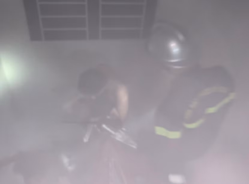 Lực lượng làm nhiệm vụ đã vượt làn khói dày đặc, hướng dẫn 9 người thoát hiểm an toàn