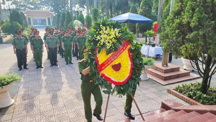 Đoàn Đảng ủy, chỉ huy và CBCS - CAQ Nam Từ Liêm thành kính dâng hương, hoa lên anh linh các anh hùng liệt sỹ đang yên nghỉ tại Nghĩa trang Hà Nội Đoàn Đảng ủy, chỉ huy và CBCS - CAQ Nam Từ Liêm thành kính dâng hương, hoa lên anh linh các anh hùng liệt sỹ đang yên nghỉ tại Nghĩa trang Hà Nội