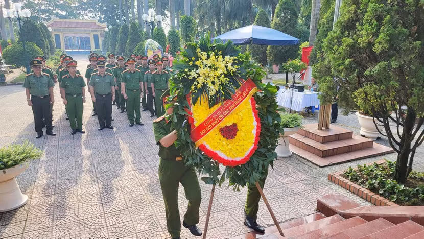Đoàn Đảng ủy, chỉ huy và CBCS - CAQ Nam Từ Liêm thành kính dâng hương, hoa lên anh linh các anh hùng liệt sỹ đang yên nghỉ tại Nghĩa trang Hà Nội