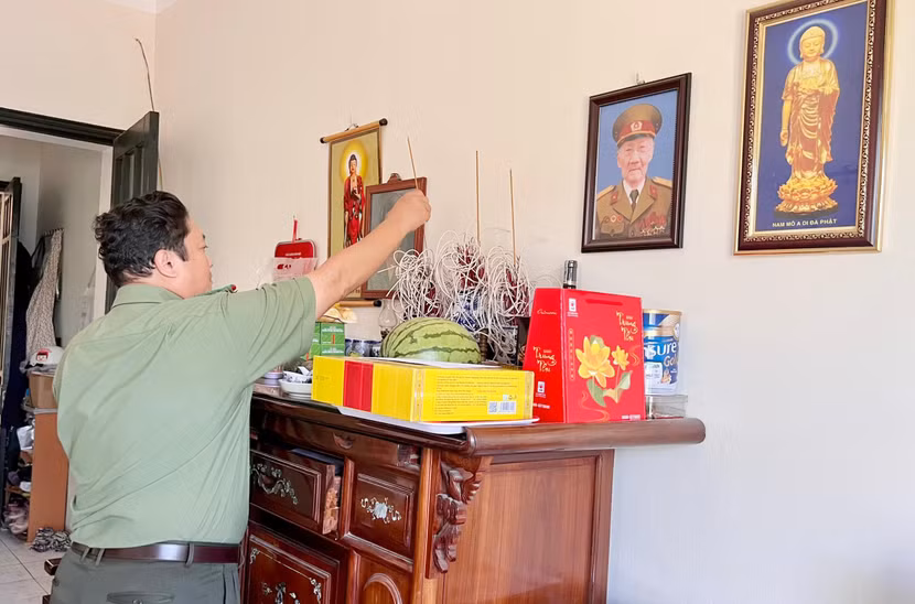 Thượng tá Trần Hồng Lĩnh, Phó Bí thư Đảng ủy, Phó Trưởng phòng - Trưởng đoàn công tác thắp hương tri ân thương binh Đặng Văn Phúc, là thân nhân CBCS trong đơn vị