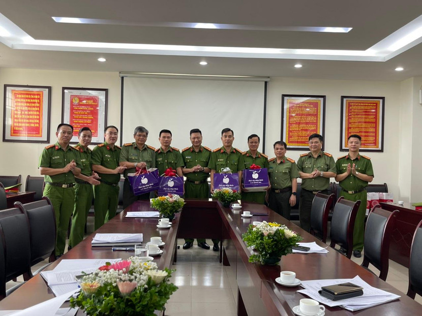 Đảng ủy, chỉ huy CAQ Nam Từ Liêm tặng quà tri ân các đồng chí là thương binh, thân nhân liệt sỹ đang công tác tại CAQ Đảng ủy, chỉ huy CAQ Nam Từ Liêm tặng quà tri ân các đồng chí là thương binh, thân nhân liệt sỹ đang công tác tại CAQ