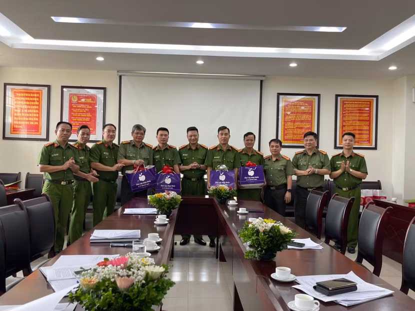 Đảng ủy, chỉ huy CAQ Nam Từ Liêm tặng quà tri ân các đồng chí là thương binh, thân nhân liệt sỹ đang công tác tại CAQ