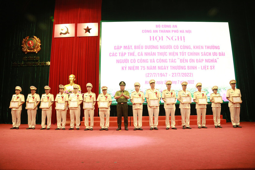 Trung tướng Nguyễn Hải Trung tặng Giấy khen của Giám đốc CATP cho các tập thể, cá nhân có thành tích xuất sắc trong thực hiện chính sách người có công Trung tướng Nguyễn Hải Trung tặng Giấy khen của Giám đốc CATP cho các tập thể, cá nhân có thành tích xuất sắc trong thực hiện chính sách người có công