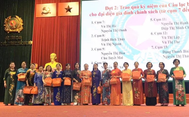 Ban chủ nhiệm CLB tặng quà cho các hội viên là gia đình chính sách