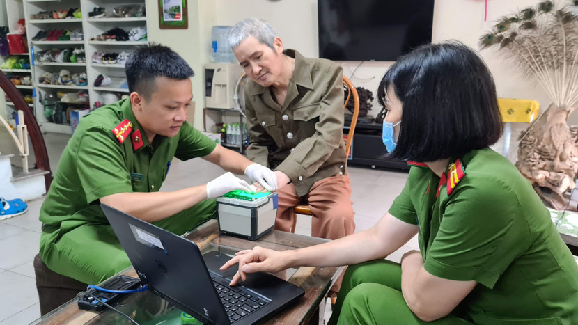 Thực hiện thủ tục cấp CCCD cho một người đồng đội đã bị liệt nửa người