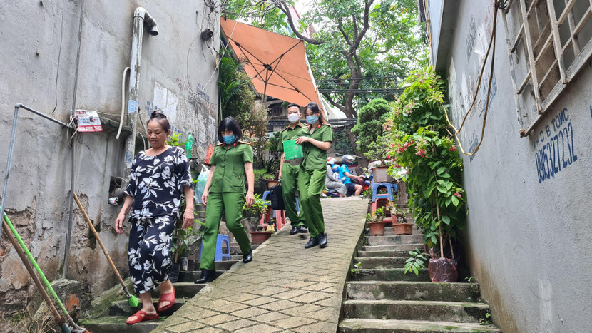 Gác lại công việc gia đình, những đứa trẻ cần người cha, người mẹ chăm sóc, tổ công tác hết lòng phục vụ nhân dân