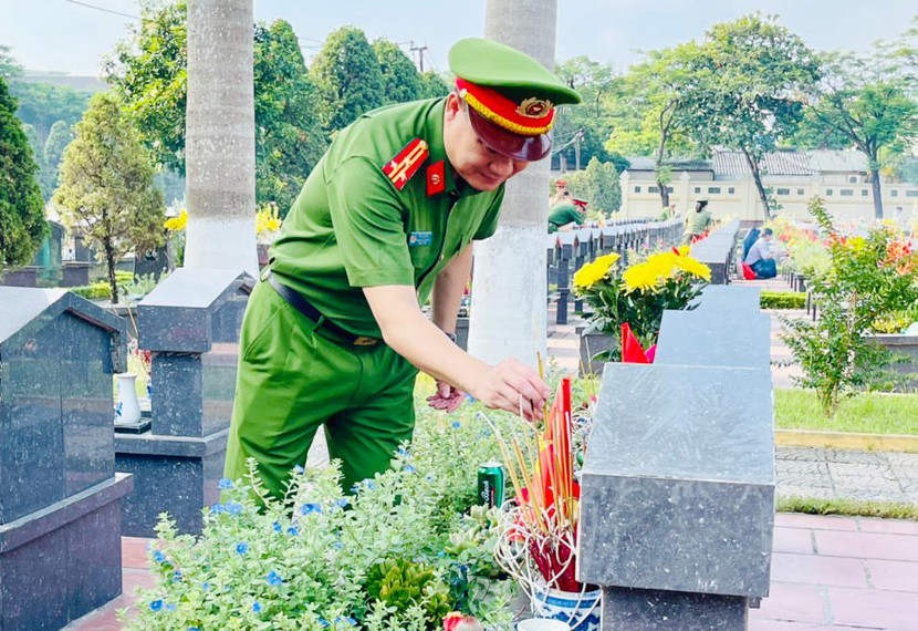 Thượng tá Trần Văn Hóa, Trưởng CAQ Nam Từ Liêm thắp nén hương tri ân các anh hùng liệt sỹ Thượng tá Trần Văn Hóa, Trưởng CAQ Nam Từ Liêm thắp nén hương tri ân các anh hùng liệt sỹ