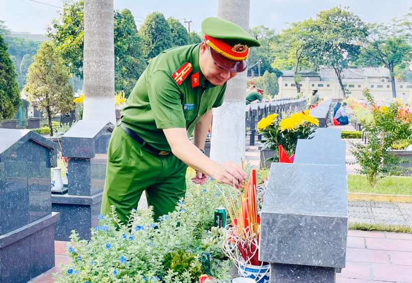 Thượng tá Trần Văn Hóa, Trưởng CAQ Nam Từ Liêm thắp nén hương tri ân các anh hùng liệt sỹ