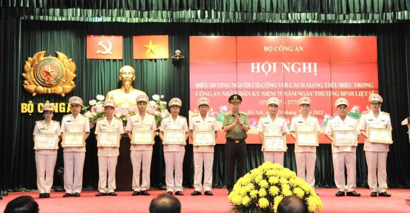 Đại tướng Tô Lâm trao Bằng khen của Bộ Công an cho các tập thể, cá nhân có thành tích xuất sắc trong công tác đền ơn đáp nghĩa Đại tướng Tô Lâm trao Bằng khen của Bộ Công an cho các tập thể, cá nhân có thành tích xuất sắc trong công tác đền ơn đáp nghĩa