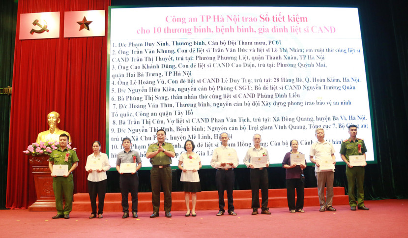 Trung tướng Nguyễn Hải Trung trao tặng sổ tiết kiệm cho 10 thương binh, bệnh binh, gia đình liệt sỹ CAND Trung tướng Nguyễn Hải Trung trao tặng sổ tiết kiệm cho 10 thương binh, bệnh binh, gia đình liệt sỹ CAND