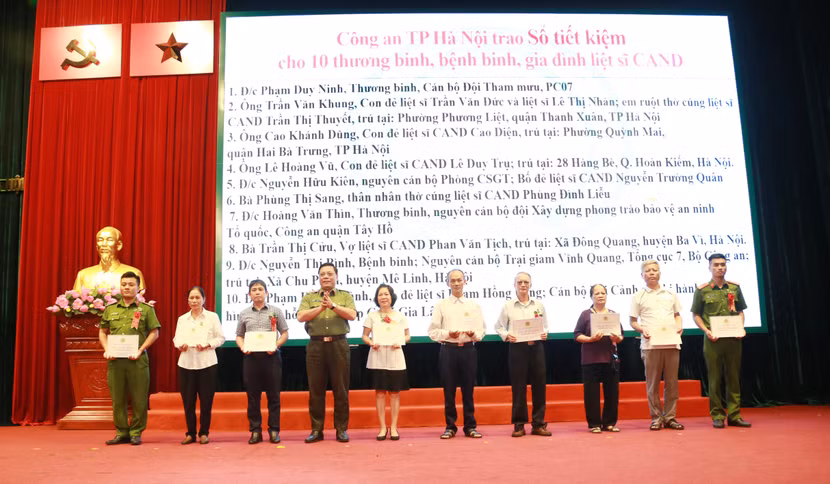 Trung tướng Nguyễn Hải Trung trao tặng sổ tiết kiệm cho 10 thương binh, bệnh binh, gia đình liệt sỹ CAND