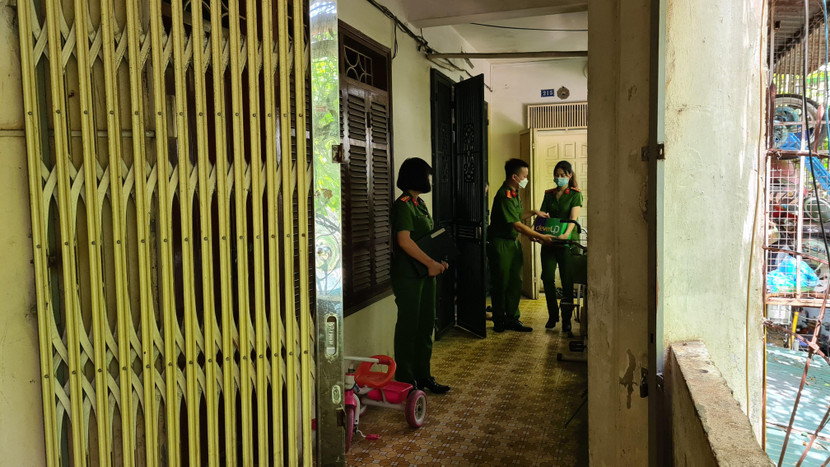 Tổ công tác 3 người mang theo những thiết bị nhỏ gọn phục vụ nhân dân