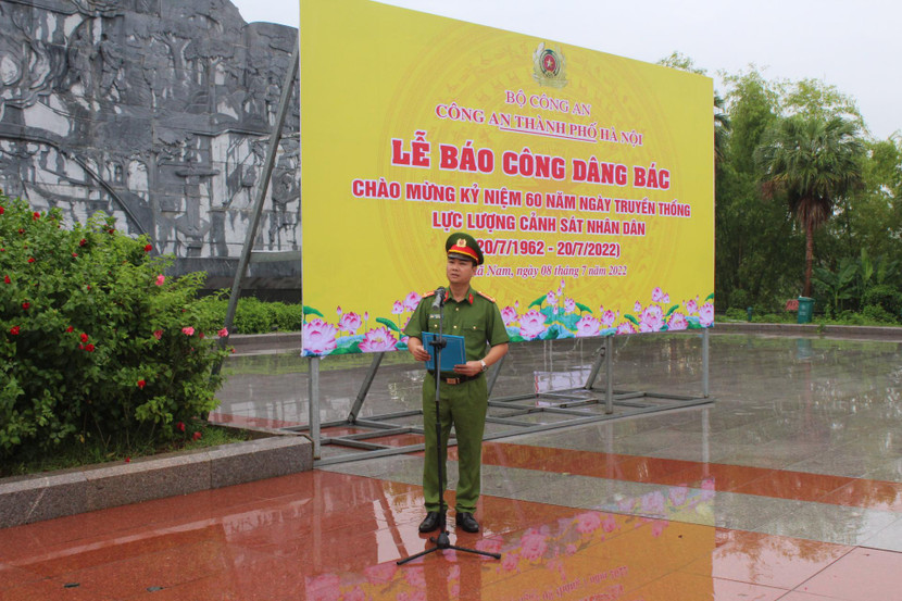 Đại tá Dương Đức Hải, Phó Giám đốc CATP Hà Nội thay mặt đoàn đại biểu CATP Hà Nội báo công dâng Bác tại khu lưu niệm Sáu điều Bác Hồ dạy CAND tại huyện Tân Yên, tỉnh Bắc Giang Đại tá Dương Đức Hải, Phó Giám đốc CATP Hà Nội thay mặt đoàn đại biểu CATP Hà Nội báo công dâng Bác tại khu lưu niệm Sáu điều Bác Hồ dạy CAND tại huyện Tân Yên, tỉnh Bắc Giang