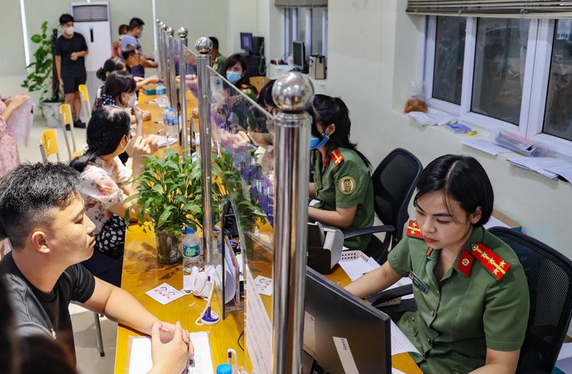 Dù đã tăng cường CBCS nhưng tại điểm cấp hộ chiếu luôn trong tình trạng quá tải. Người dân có thể làm thủ tục cấp hộ chiếu qua cổng dịch vụ công cấp độ 4 của Bộ Công an, không phải chen chúc xếp hàng tại trụ sở Dù đã tăng cường CBCS nhưng tại điểm cấp hộ chiếu luôn trong tình trạng quá tải. Người dân có thể làm thủ tục cấp hộ chiếu qua cổng dịch vụ công cấp độ 4 của Bộ Công an, không phải chen chúc xếp hàng tại trụ sở