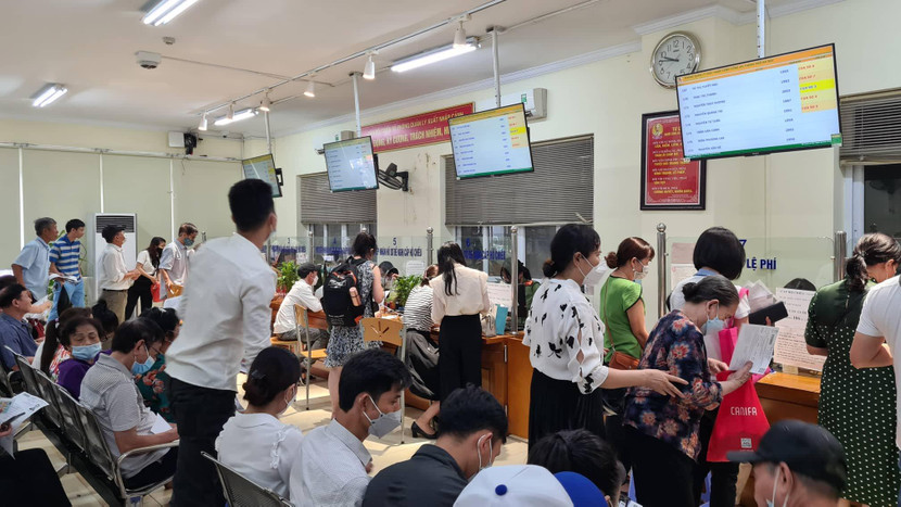 Cảnh đông đúc thường thấy những ngày qua tại trụ sở cấp hộ chiếu của CATP Hà Nội Cảnh đông đúc thường thấy những ngày qua tại trụ sở cấp hộ chiếu của CATP Hà Nội