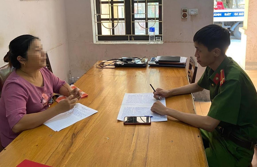 Cơ quan công an ghi lời khai một đối tượng có hành vi mua bán người Cơ quan công an ghi lời khai một đối tượng có hành vi mua bán người