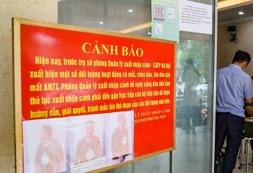 Cảnh báo tình trạng cò mồi làm hộ chiếu mới được đặt tại trụ sở cấp hộ chiếu của CATP Hà Nội Cảnh báo tình trạng cò mồi làm hộ chiếu mới được đặt tại trụ sở cấp hộ chiếu của CATP Hà Nội