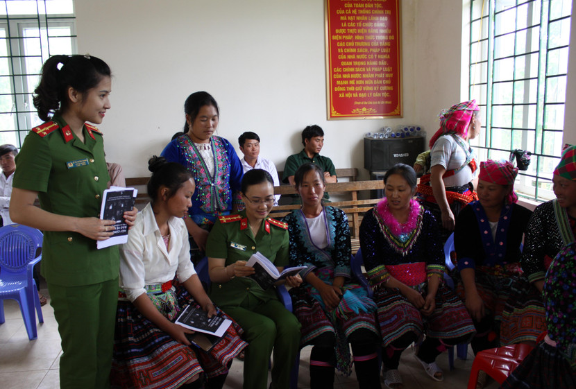 Lực lượng công an tuyên truyền về thủ đoạn mua bán người với nhóm phụ nữ vùng cao biên giới Lực lượng công an tuyên truyền về thủ đoạn mua bán người với nhóm phụ nữ vùng cao biên giới