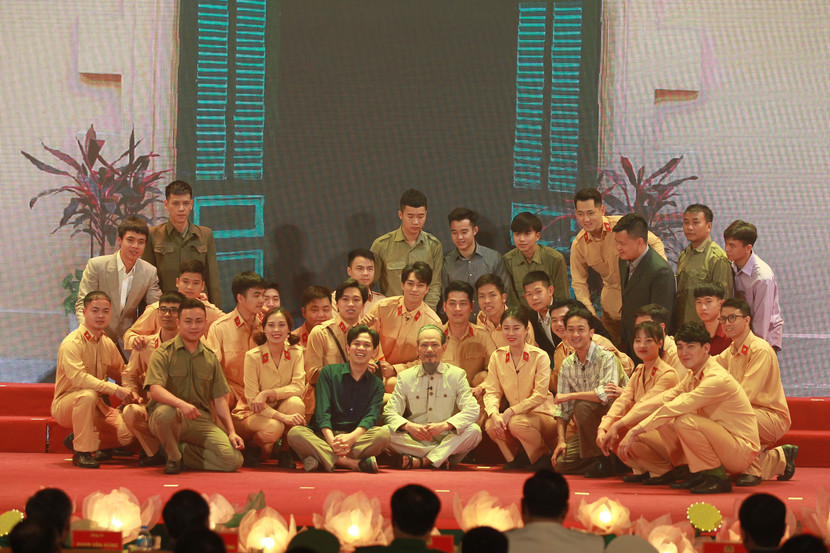 Hình ảnh tái hiện Bác Hồ đến thăm CBCS Công an Thủ đô Tết Giáp Thìn