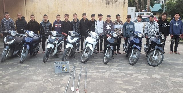 Nhóm thanh, thiếu niên cùng phương tiện, hung khí tại cơ quan công an Nhóm thanh, thiếu niên cùng phương tiện, hung khí tại cơ quan công an