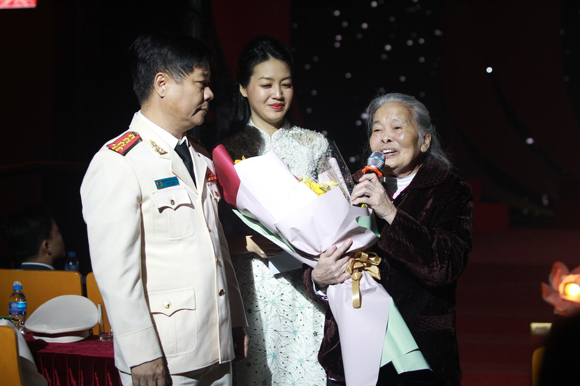 Trung tá Nguyễn Thị Thăng tại Lễ kỷ niệm 75 năm Ngày Chủ tịch Hồ Chí Minh nêu Sáu điều dạy CAND của CATP Hà Nội