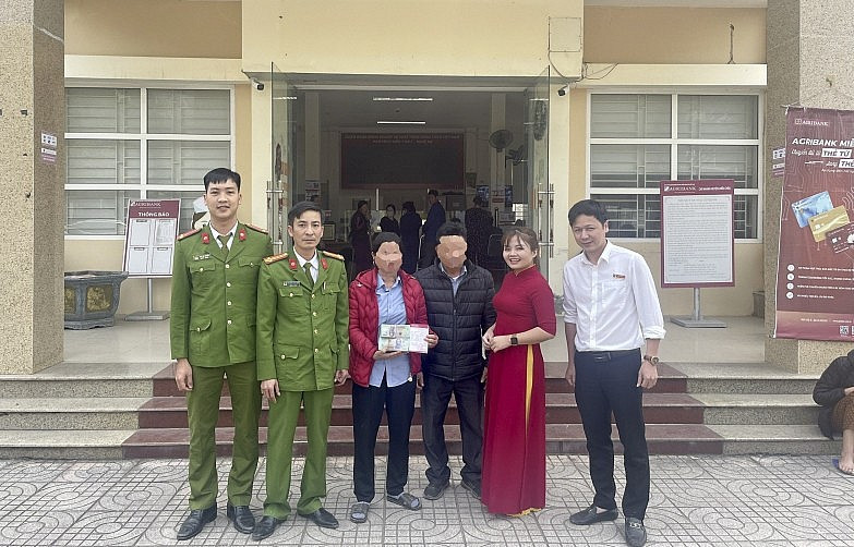 Công an xã Diễn Yên, Ngân hàng Agribank trao trả số tiền 1 tỷ đồng cho gia đình chị H