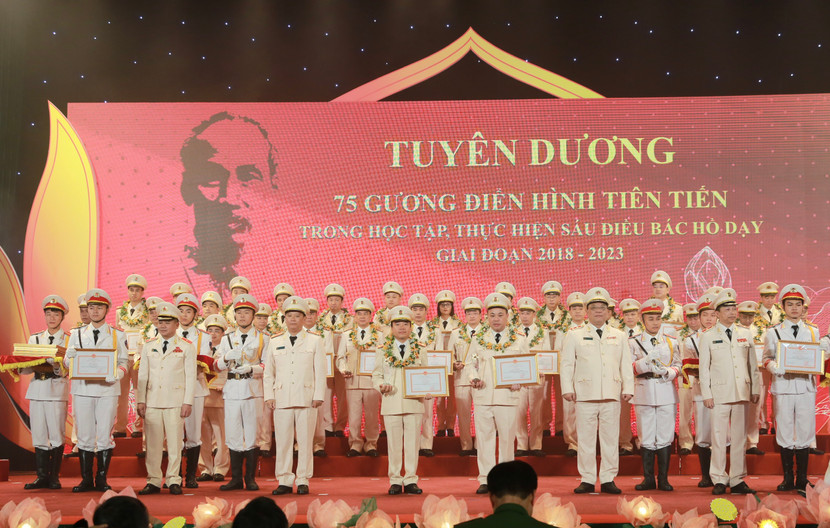 23 tập thể, 52 cá nhân được tuyên dương do có thành tích trong thực hiện Sáu điều Bác Hồ dạy CAND 23 tập thể, 52 cá nhân được tuyên dương do có thành tích trong thực hiện Sáu điều Bác Hồ dạy CAND